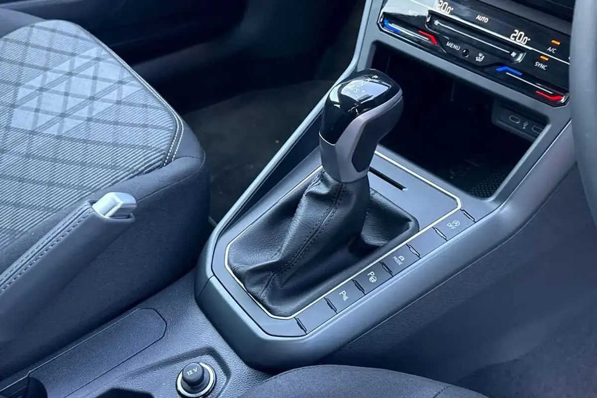 2025-volkswagen-taigo-15-tsi-r-line-big-22