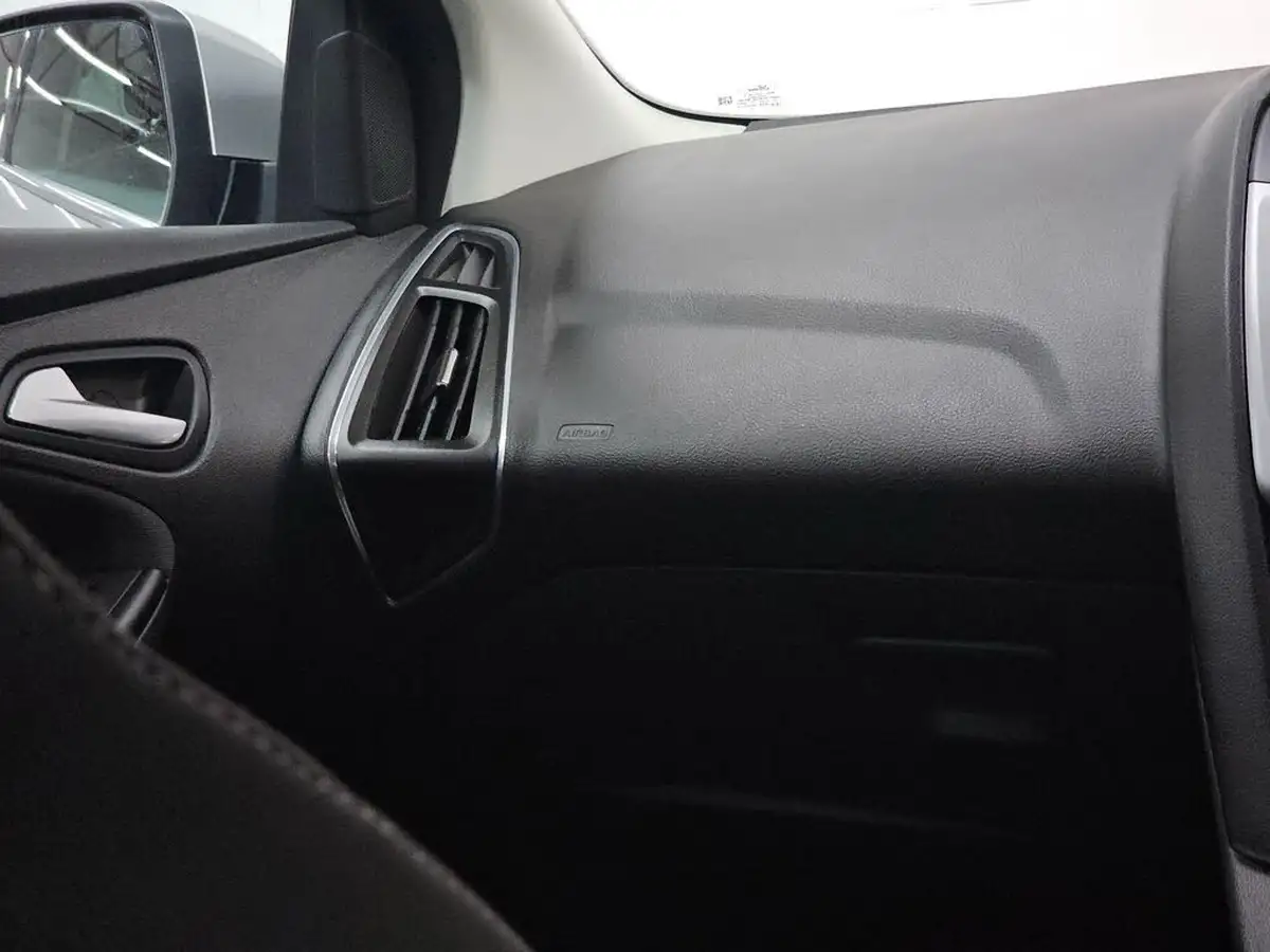 2012-ford-focus-10-zetec-100ps-hatchback-big-24