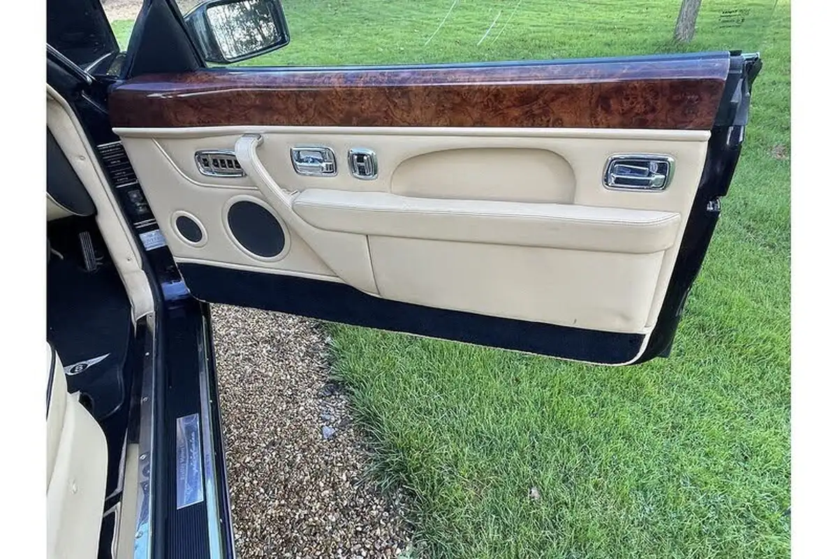 1997-bentley-azure-68-big-15