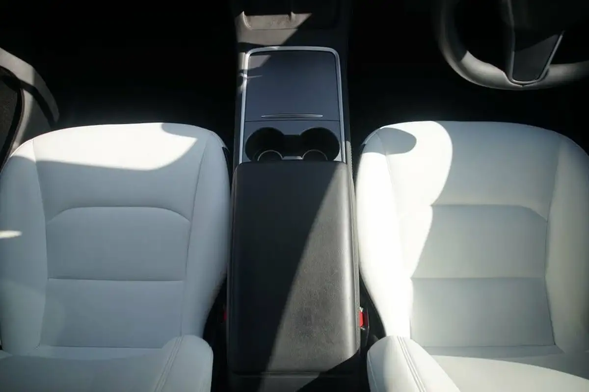 2022-tesla-model-y-e-long-range-big-17