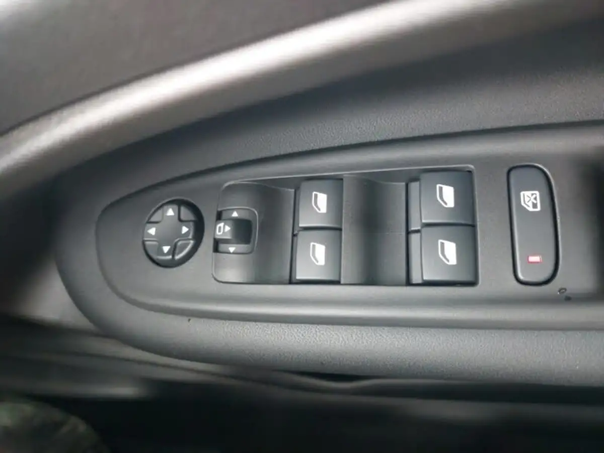 2025-jeep-avenger-12-gse-summit-big-18