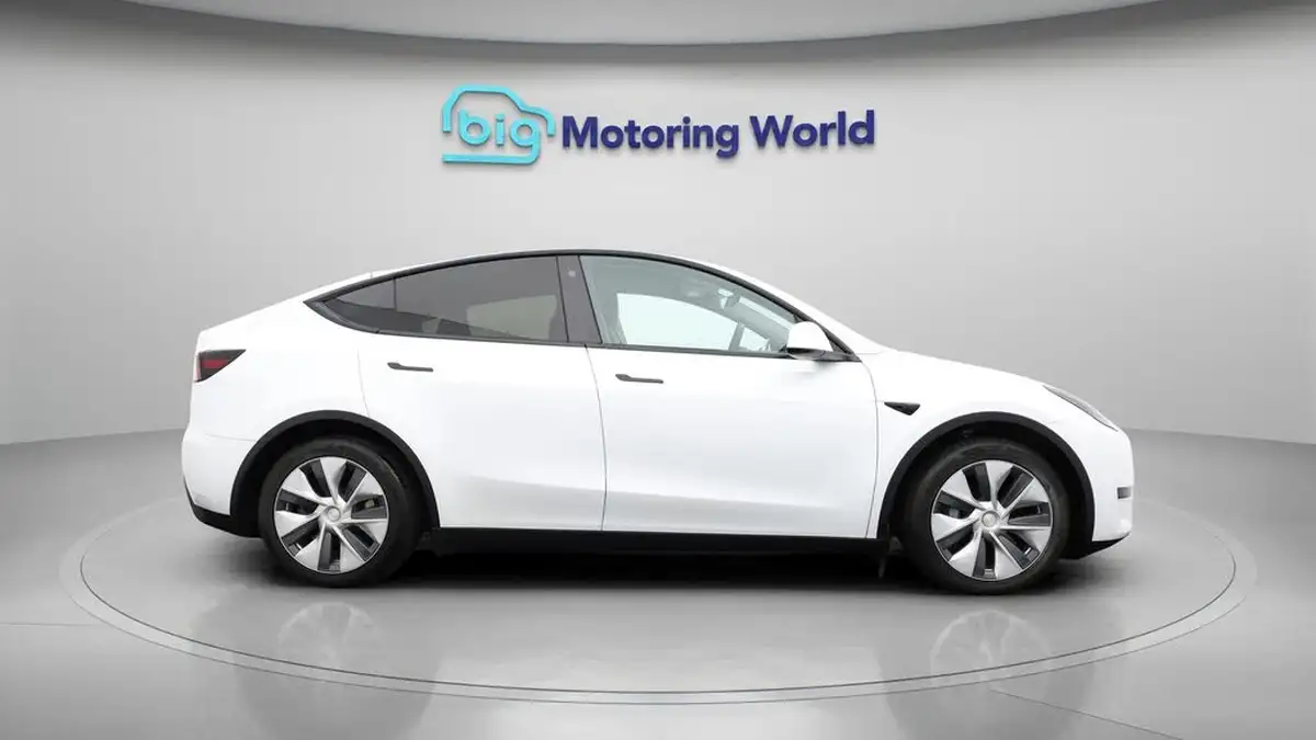 2023-tesla-model-y-e-rwd-big-8