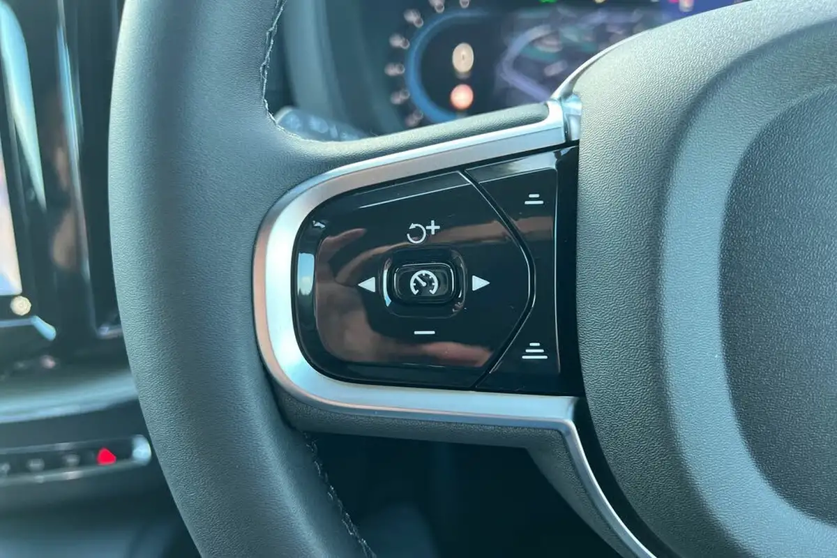 2024-volvo-xc60-20-b5-ultra-dark-big-10