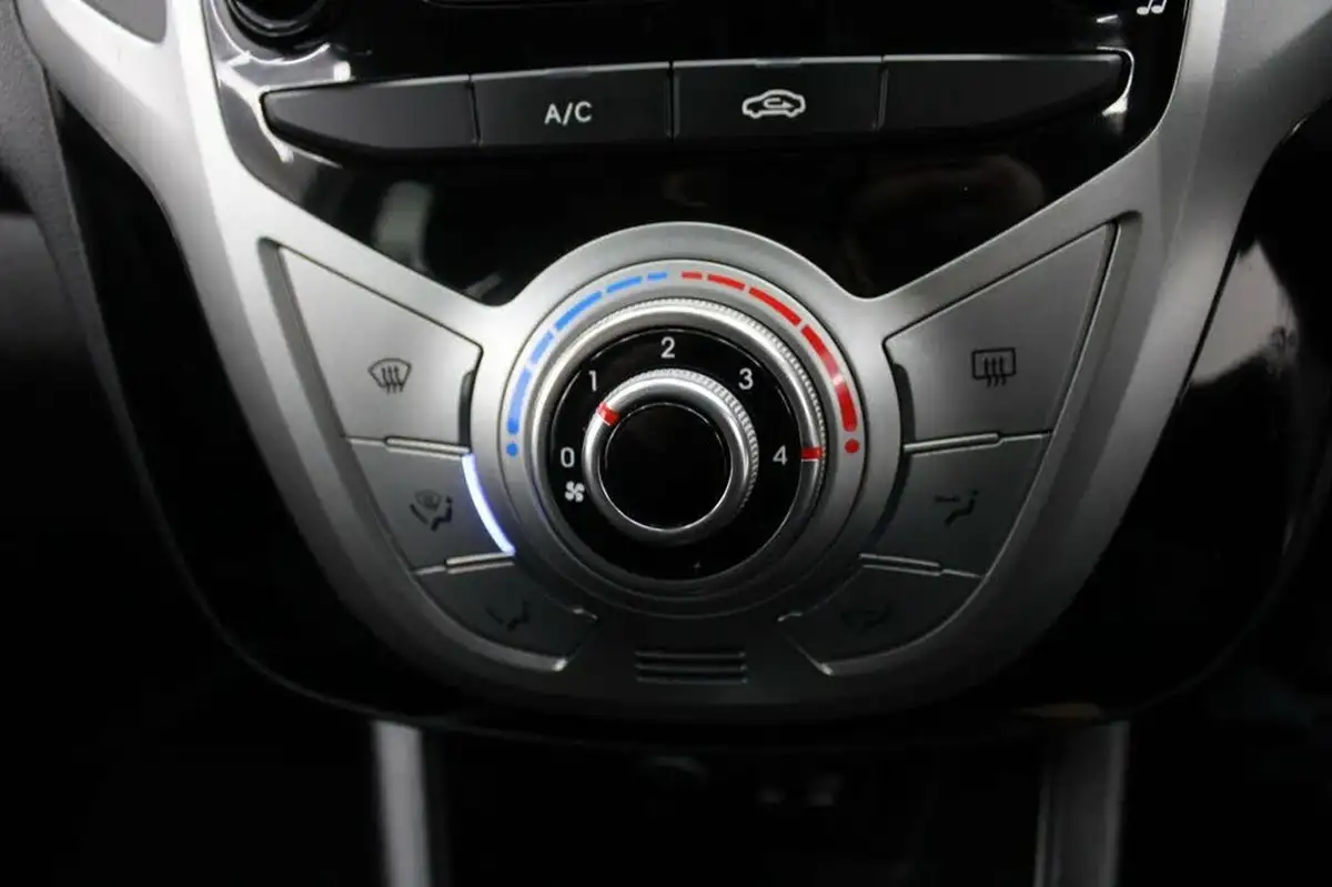2015-hyundai-ix20-14-se-big-23