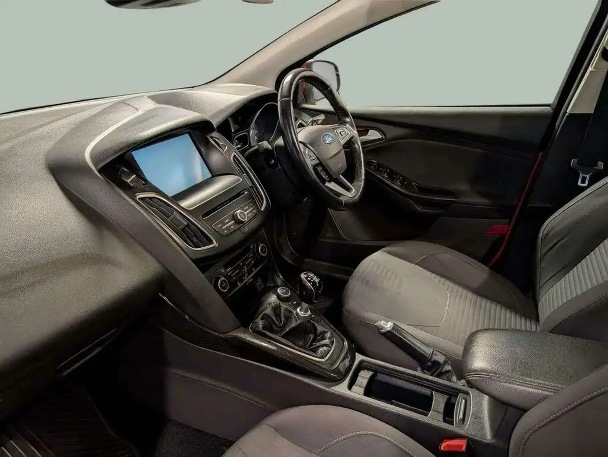 2015-ford-focus-10-titanium-t-125ps-hatchback-big-25