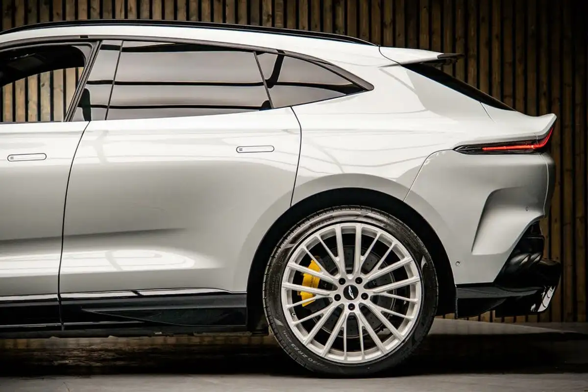 2022-aston-martin-dbx-40-v8-big-17