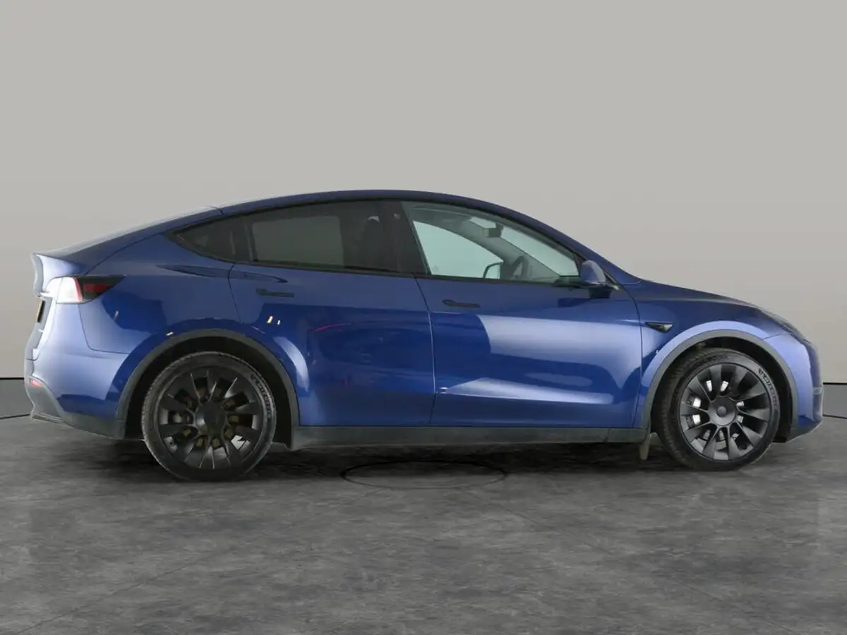 2022-tesla-model-y-e-long-range-big-15