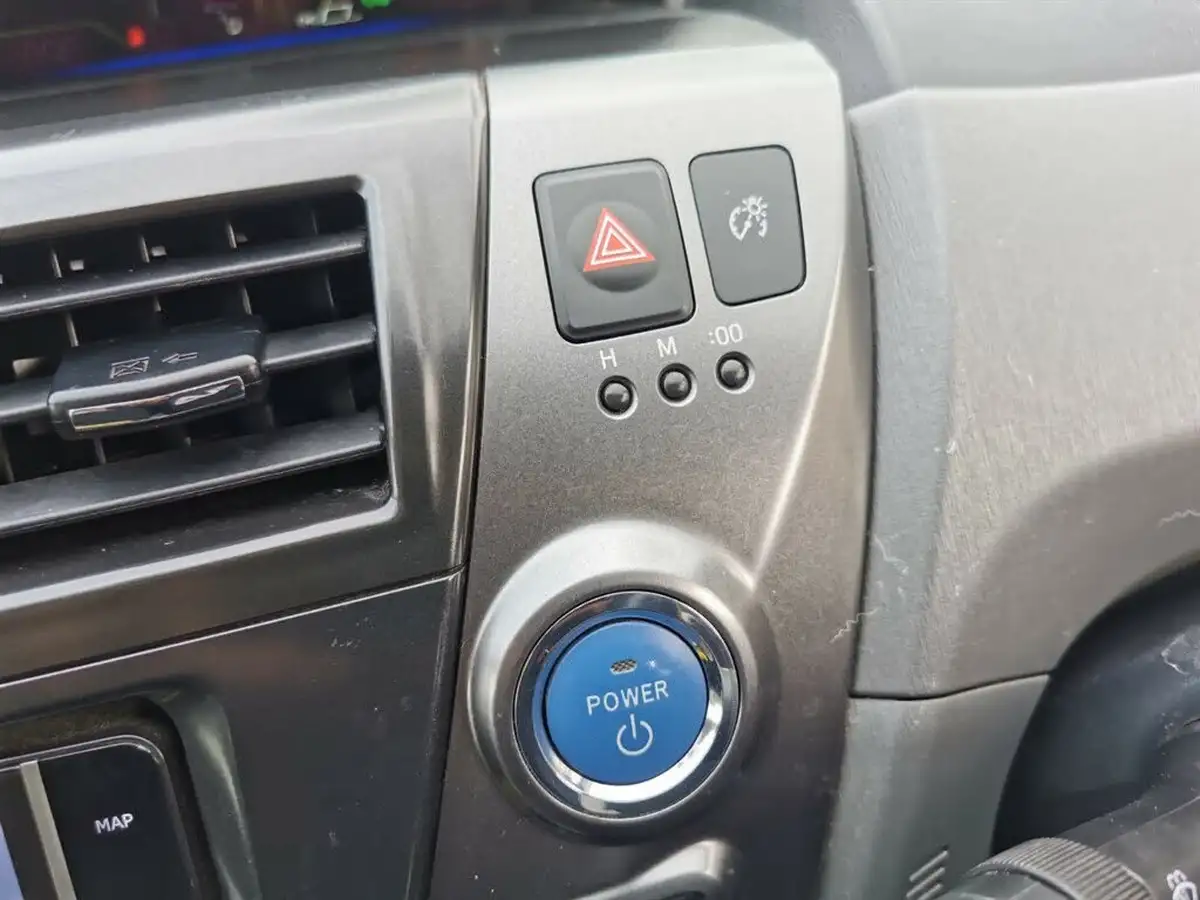 2013-toyota-prius-big-38