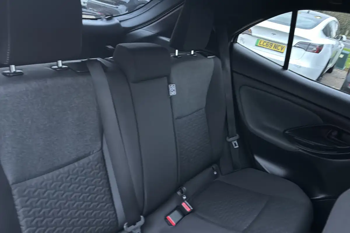 2022-toyota-yaris-15-vvt-i-design-panoramic-roof-big-11