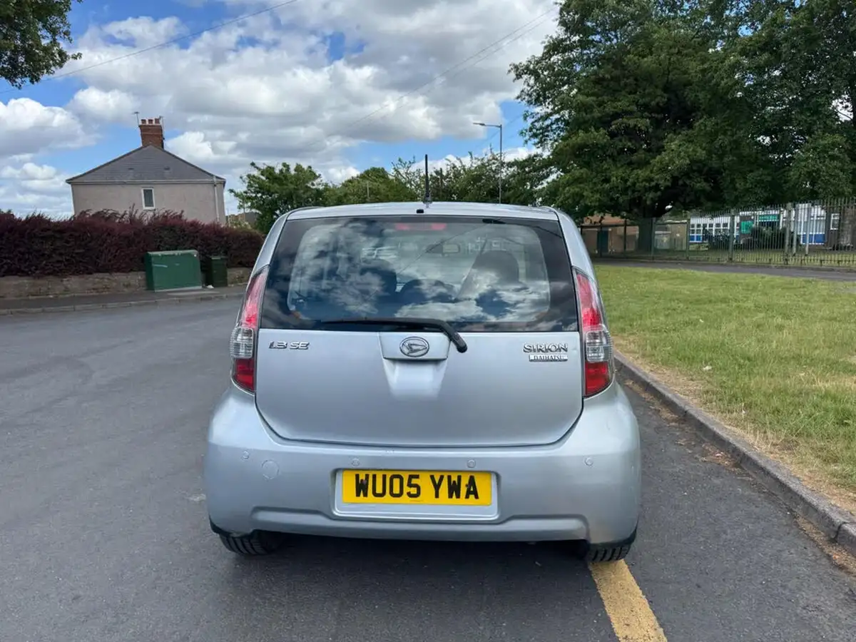 2005-daihatsu-sirion-13-se-big-9