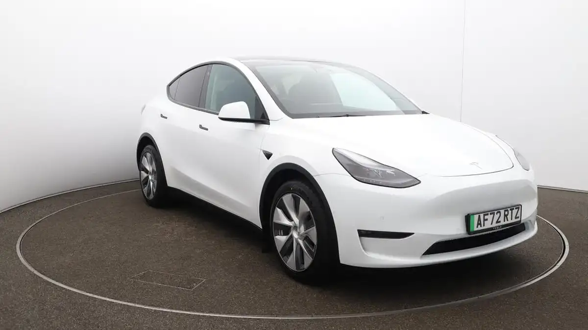 2022-tesla-model-y-e-long-range-big-35