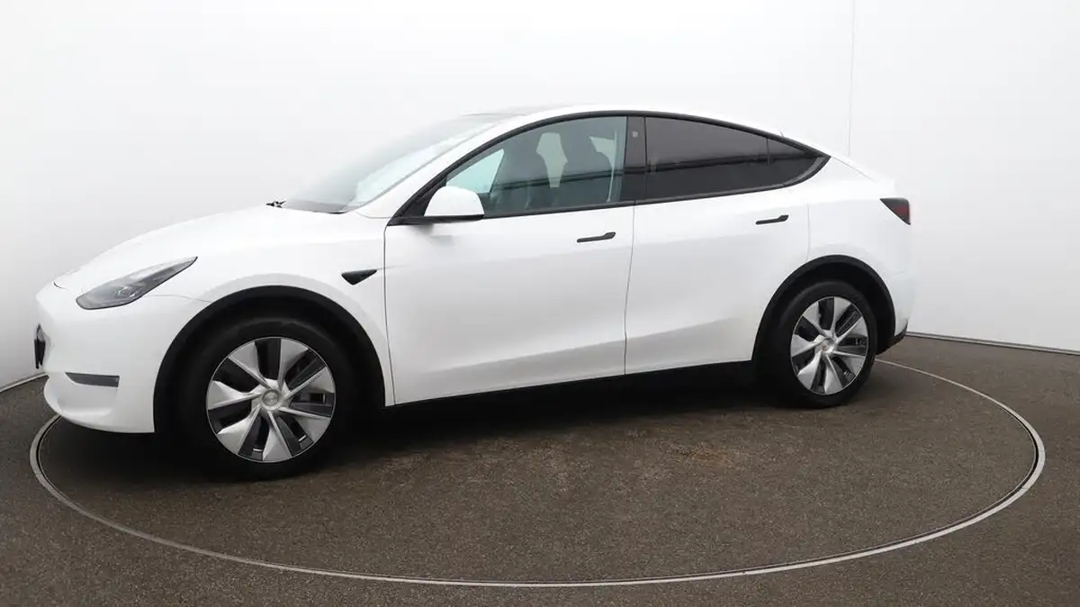 2022-tesla-model-y-e-long-range-big-59