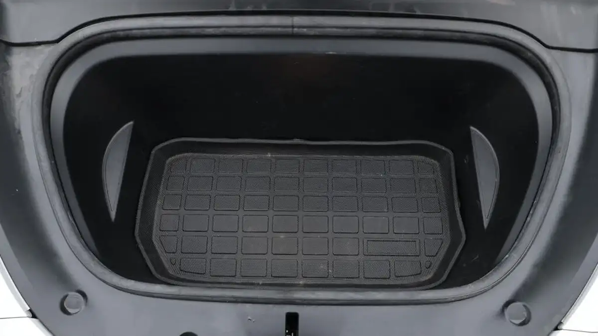 2022-tesla-model-y-e-long-range-big-19
