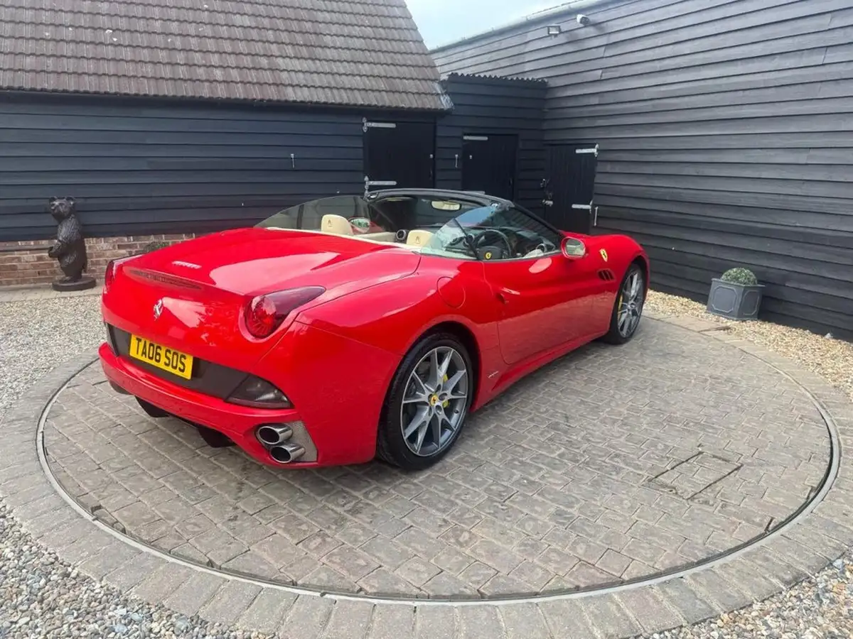 2010-ferrari-california-43-big-45