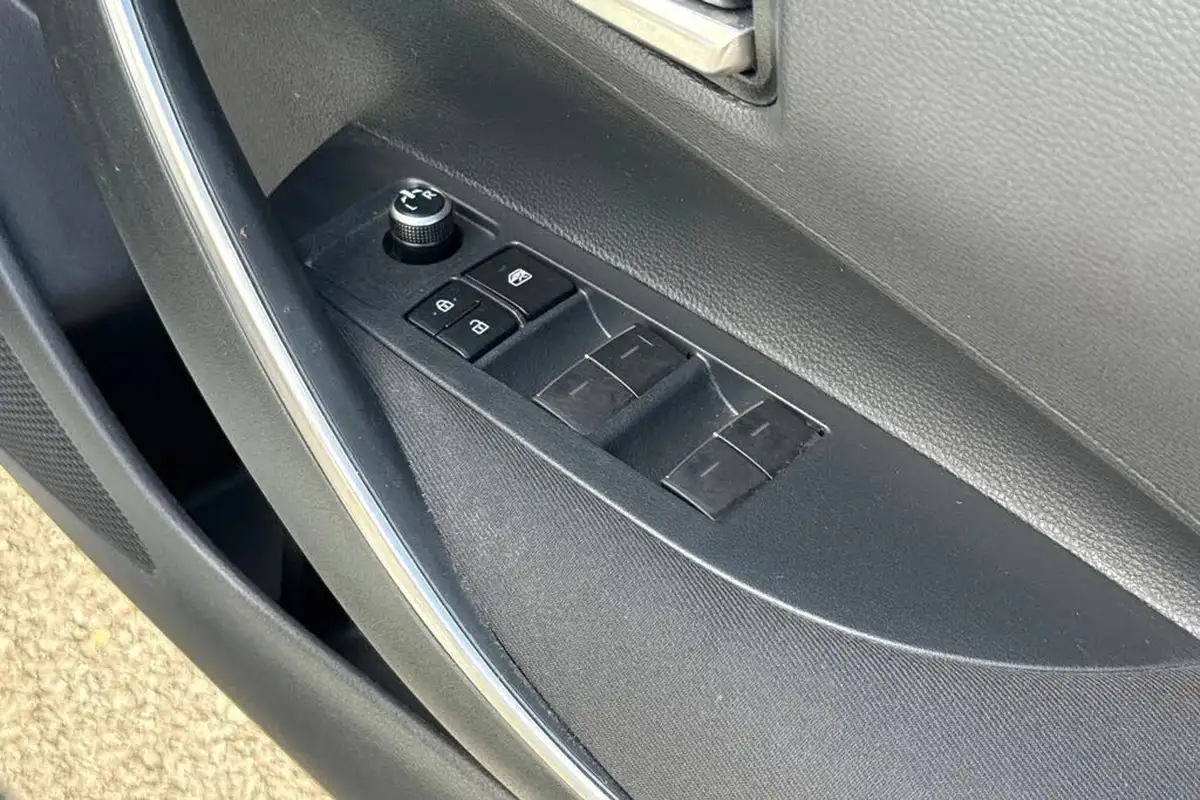 2022-toyota-corolla-18-vvt-i-icon-tech-trk-hatchback-5d-big-20
