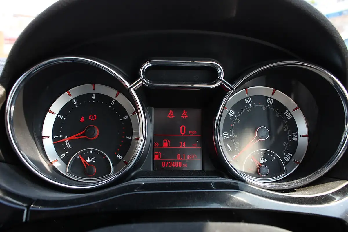 2015-vauxhall-adam-14-glam-87ps-big-34