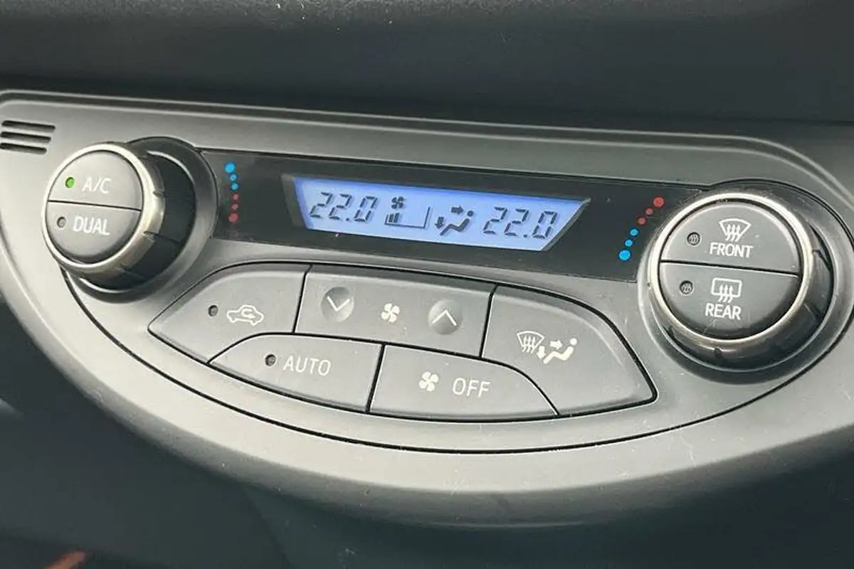 2016-toyota-yaris-15-vvt-i-orange-edition-hybrid-big-28