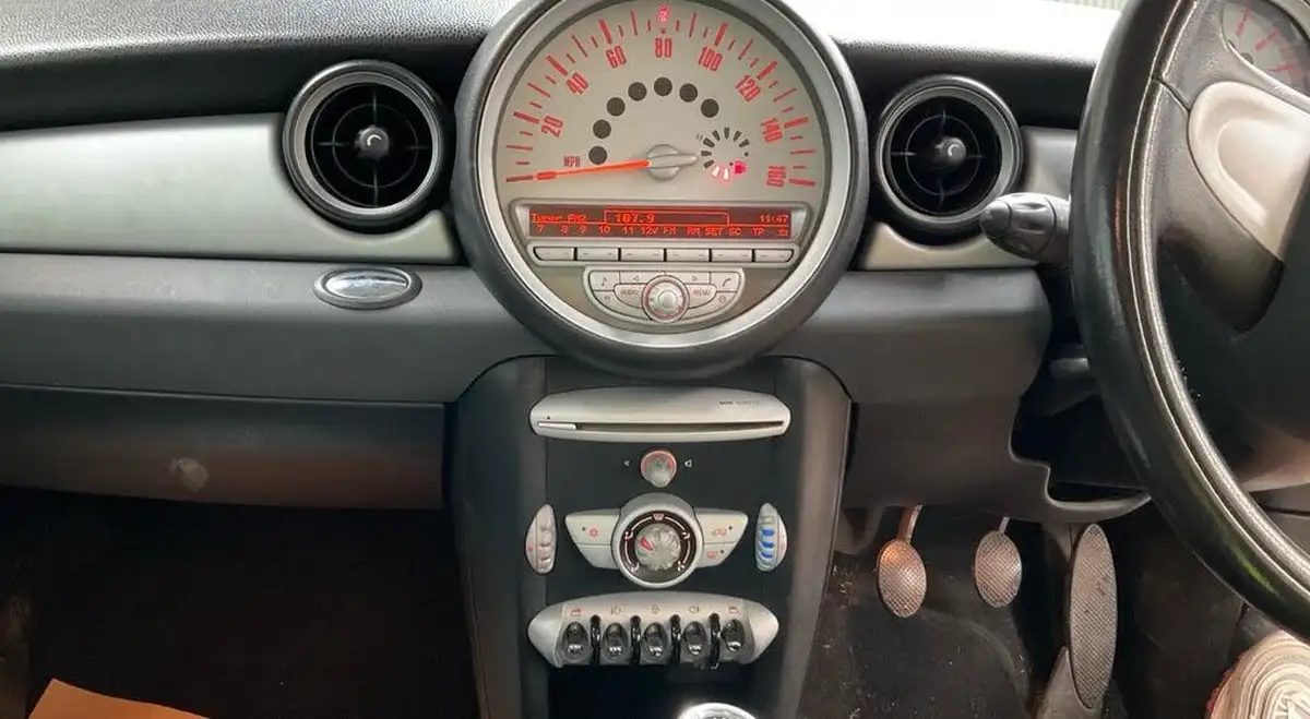 2010-mini-cooper-16-one-98bhp-hatchback-3d-big-5