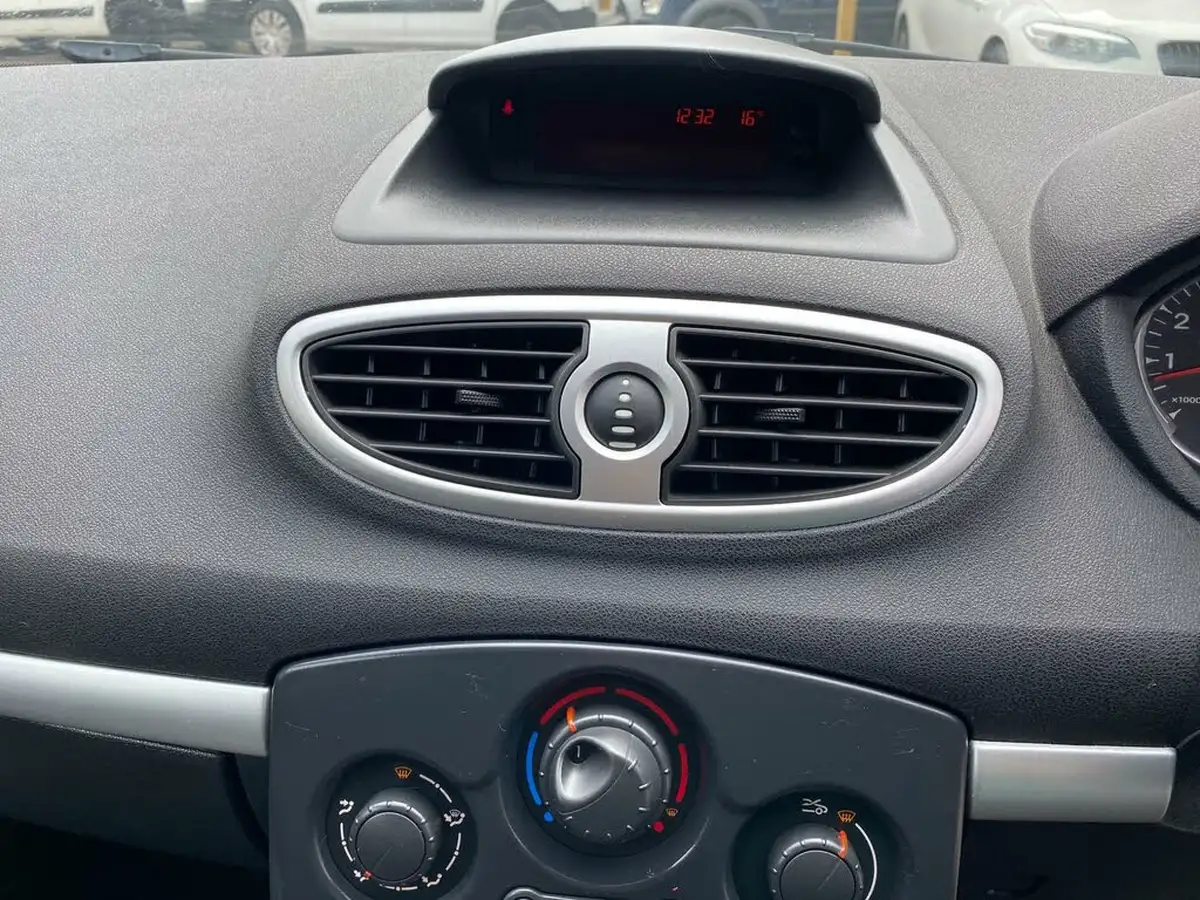 2010-renault-clio-12-dynamique-75bhp-sport-tourer-5d-big-32