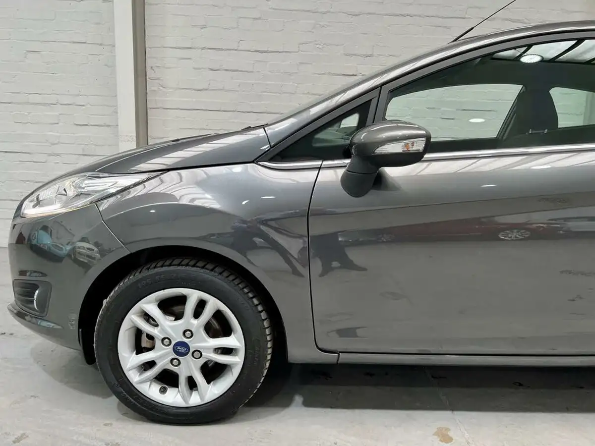 2015-ford-fiesta-125-zetec-3d-big-30