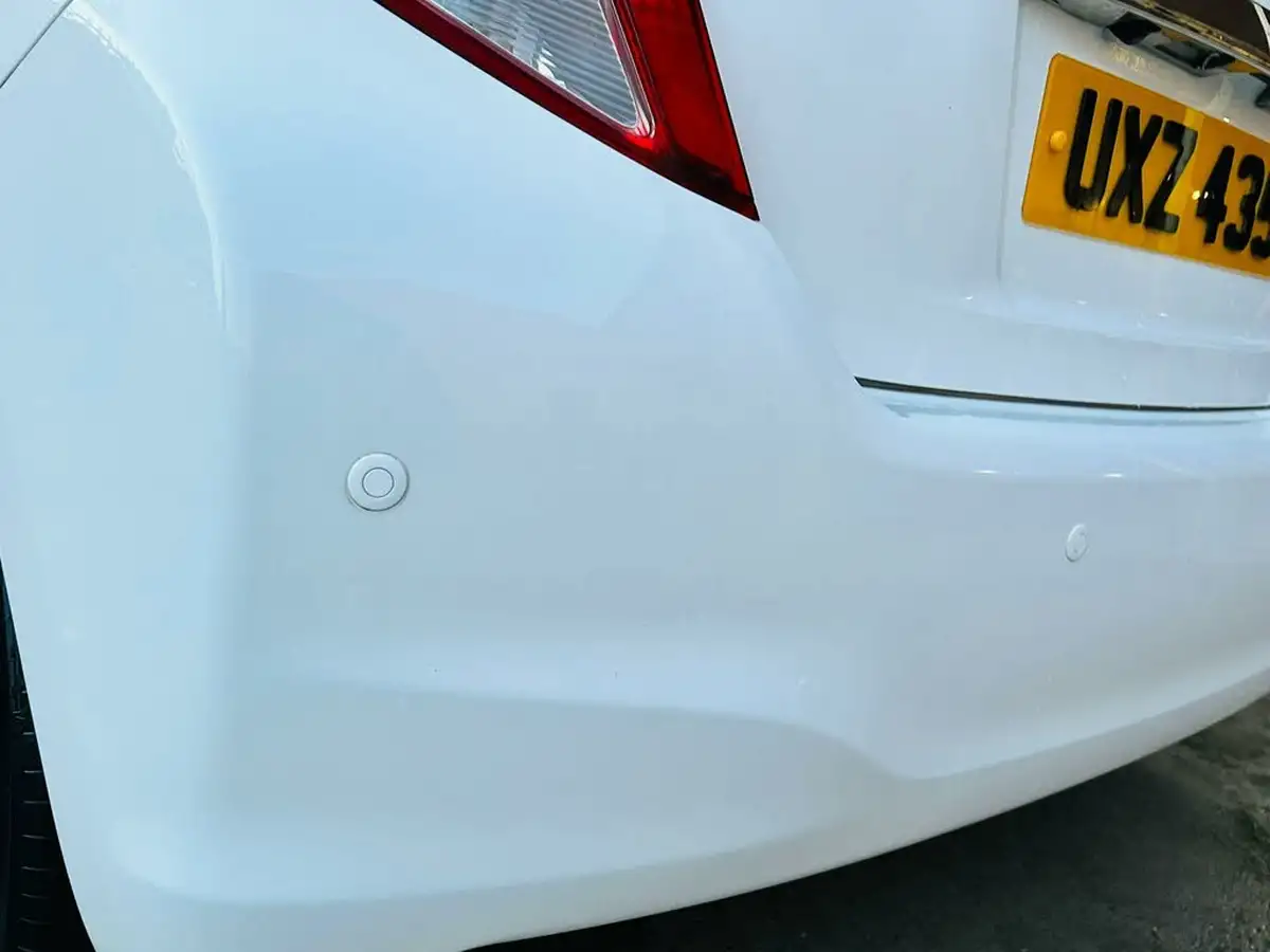 2011-toyota-yaris-big-19