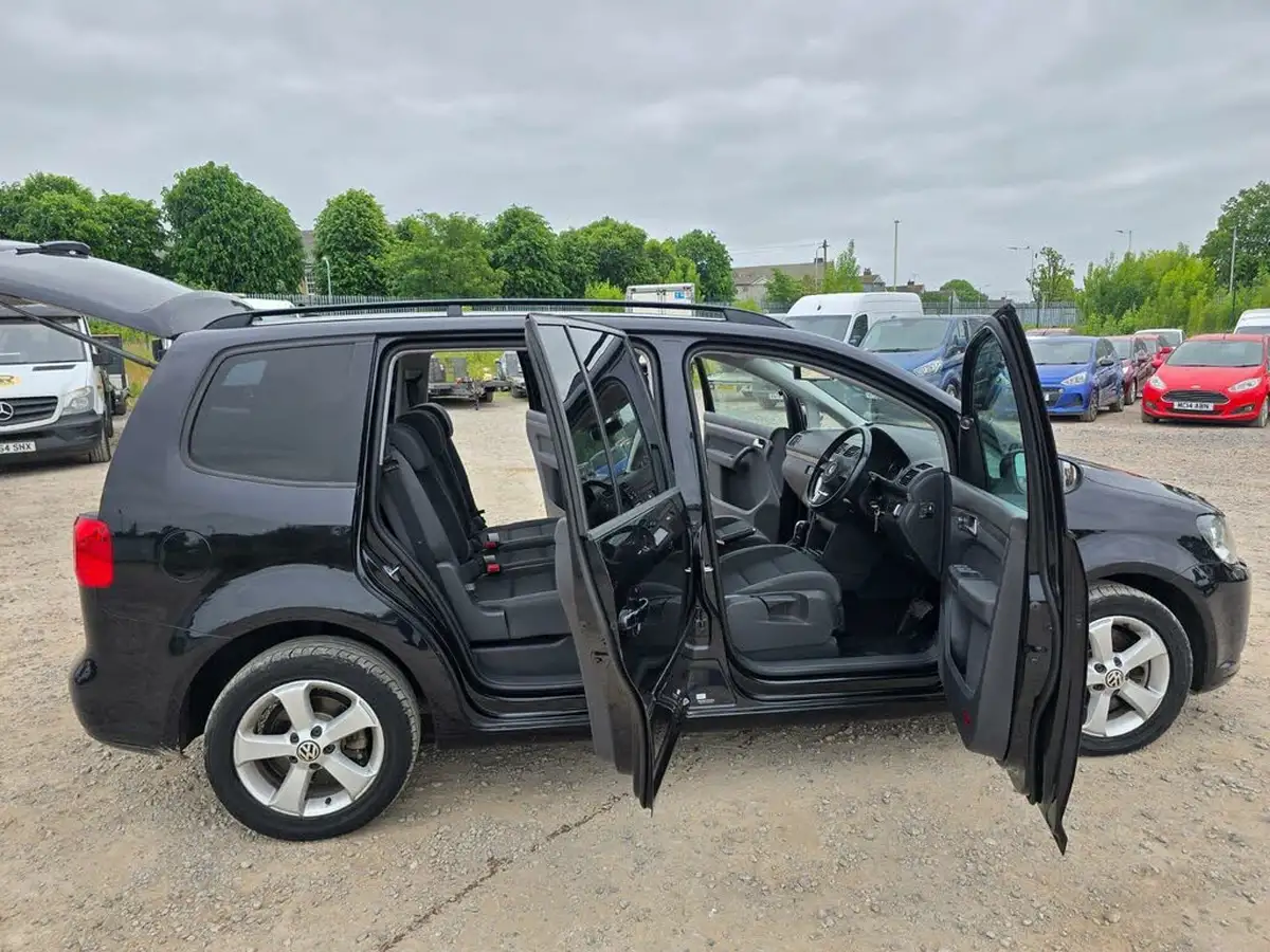 2014-volkswagen-touran-big-16