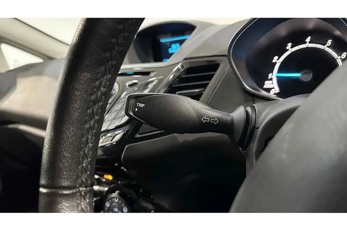 2014-ford-fiesta-125-zetec-5d-big-27