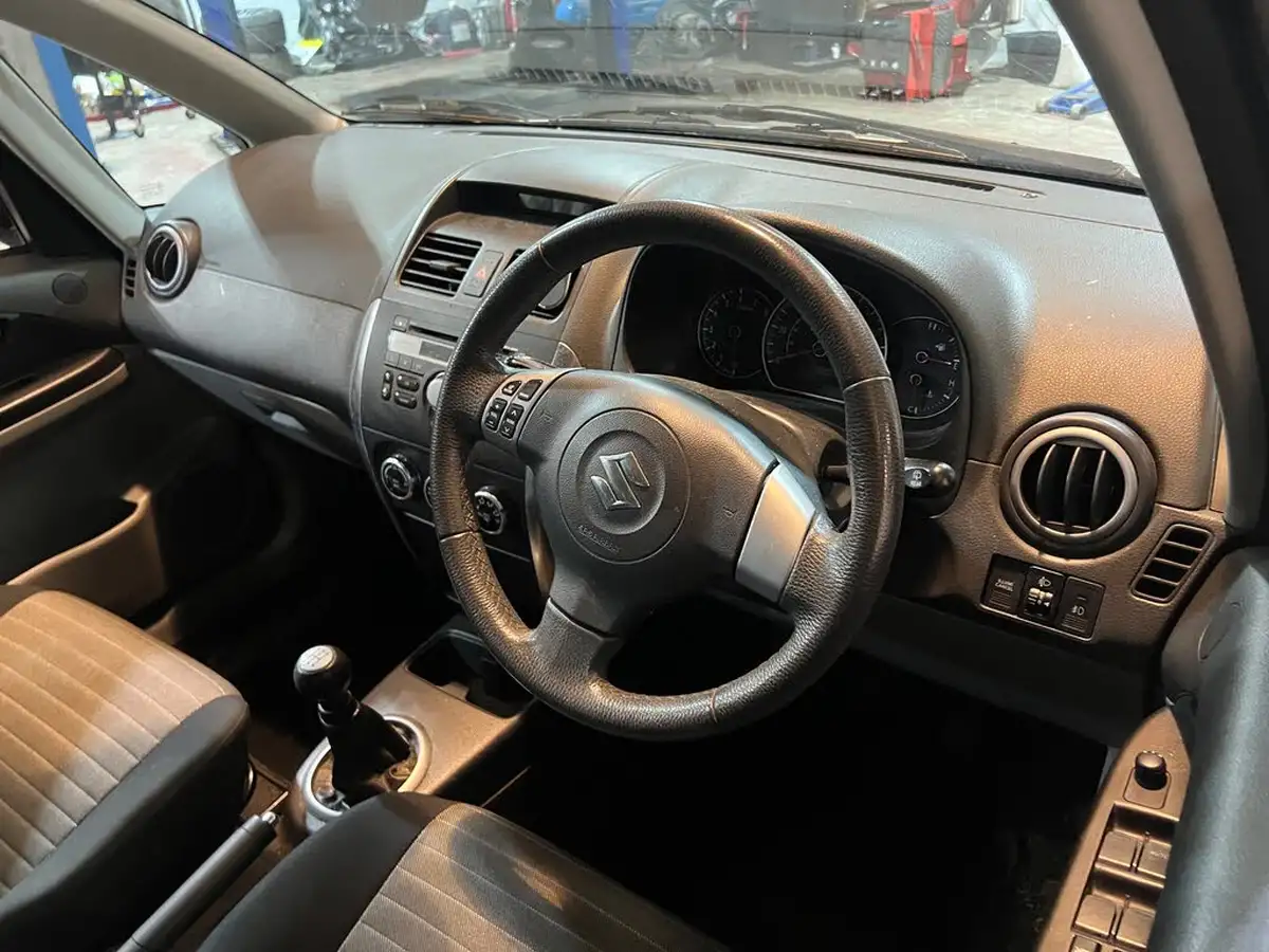 2009-suzuki-sx4-16-glx-big-6