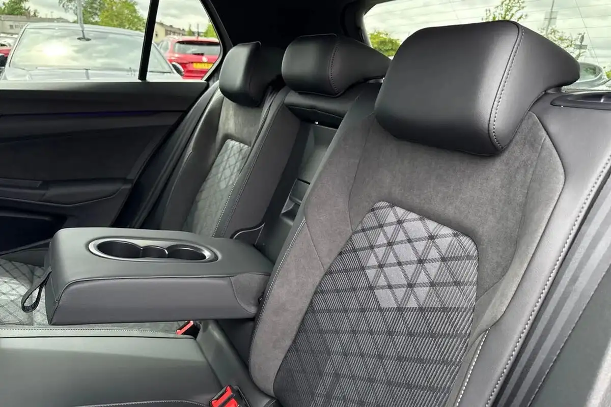 2025-volkswagen-golf-15-etsi-r-line-hatchback-big-30