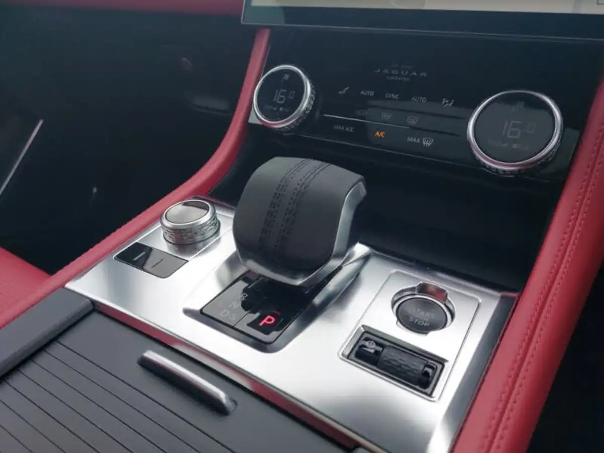 2022-jaguar-f-pace-20-d200-r-dynamic-black-big-17