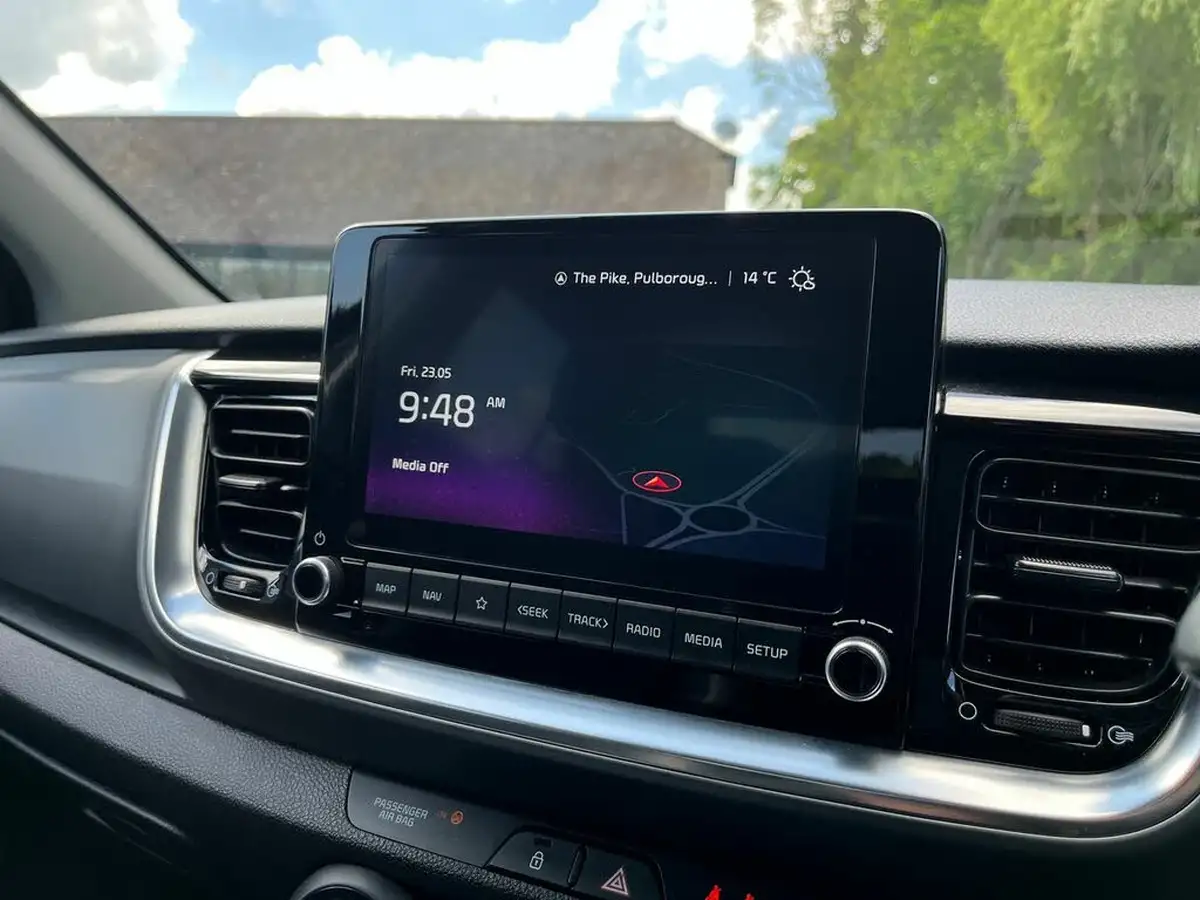 2022-kia-stonic-10-t-gdi-connect-big-18