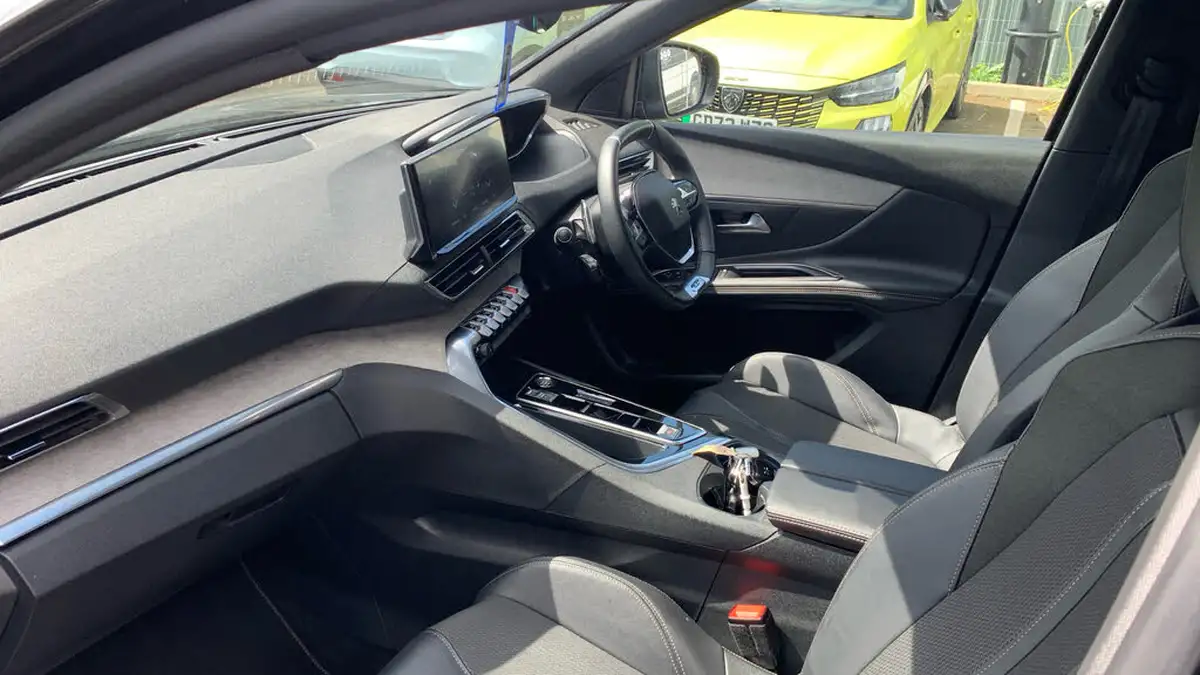 2024-peugeot-3008-suv-12-puretech-gt-136ps-hybrid-e-dsc6-big-11