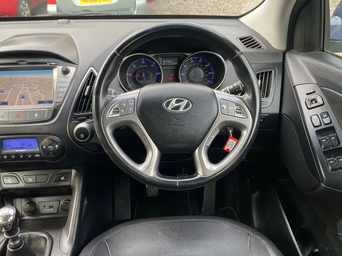 2013-hyundai-ix35-17td-se-nav-big-13