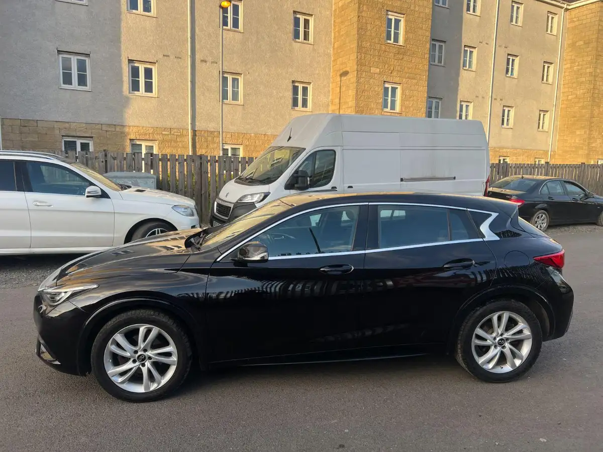 2017-infiniti-q30-15d-se-big-6