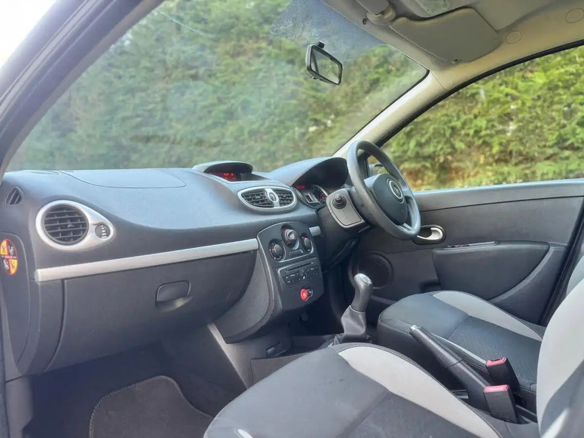 2010-renault-clio-12-expression-16v-75bhp-hatchback-big-13