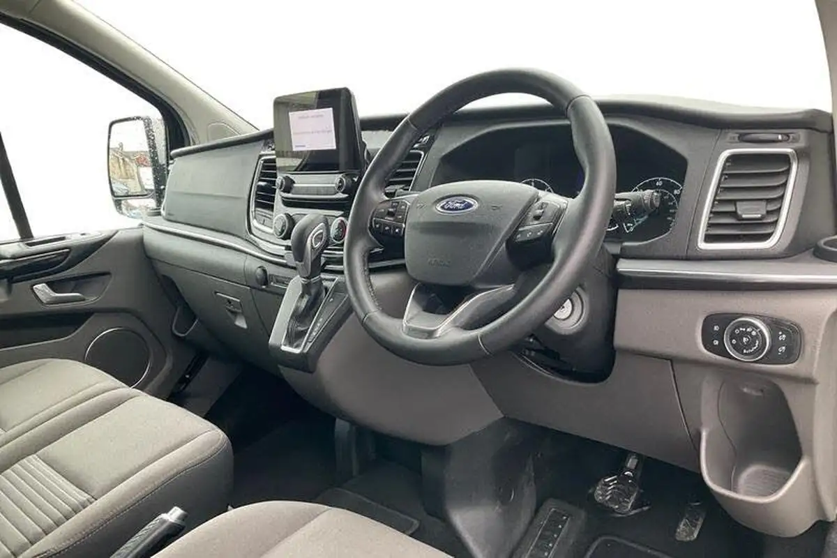 2023-ford-tourneo-custom-big-12
