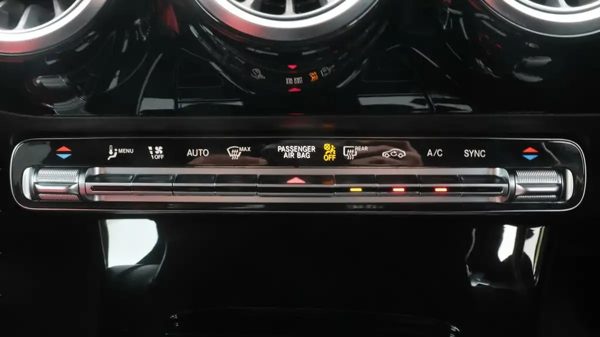 2021-mercedes-benz-cla-13-cla-180-amg-line-premium-plus-coupe-4d-big-12