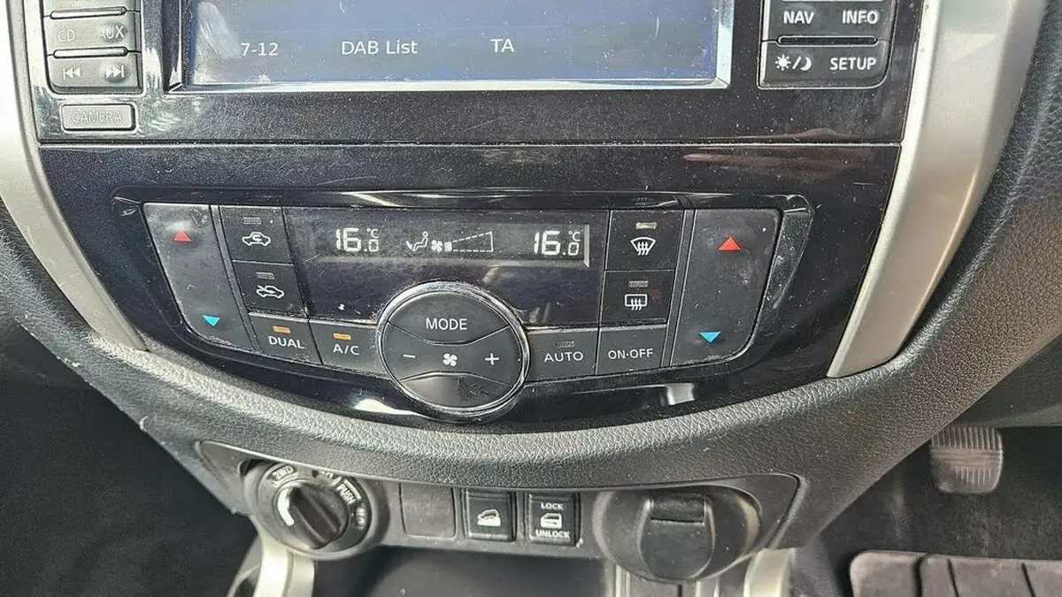 2017-nissan-navara-23dci-tekna-big-31