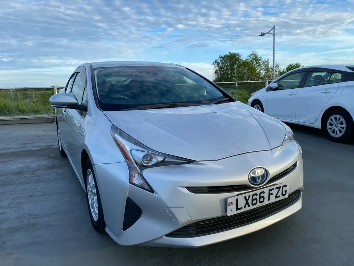 2017-toyota-prius-big-0