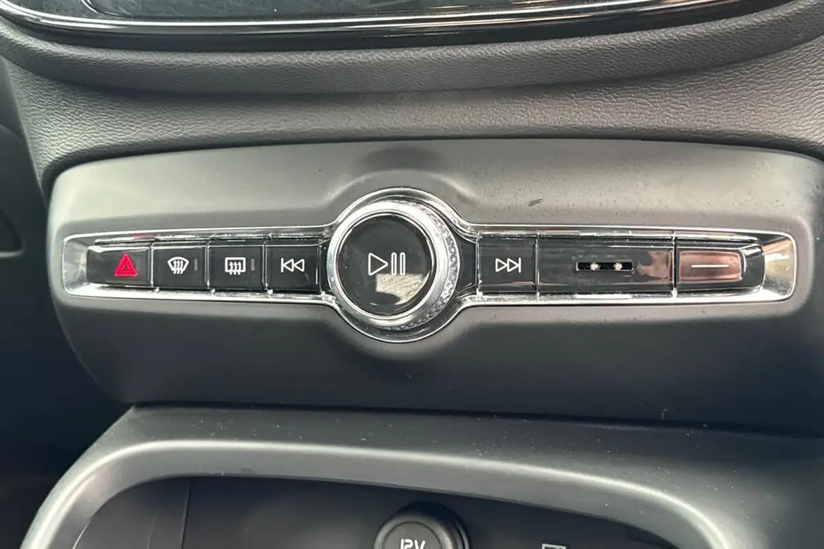 2024-volvo-xc40-20-b3-plus-big-13