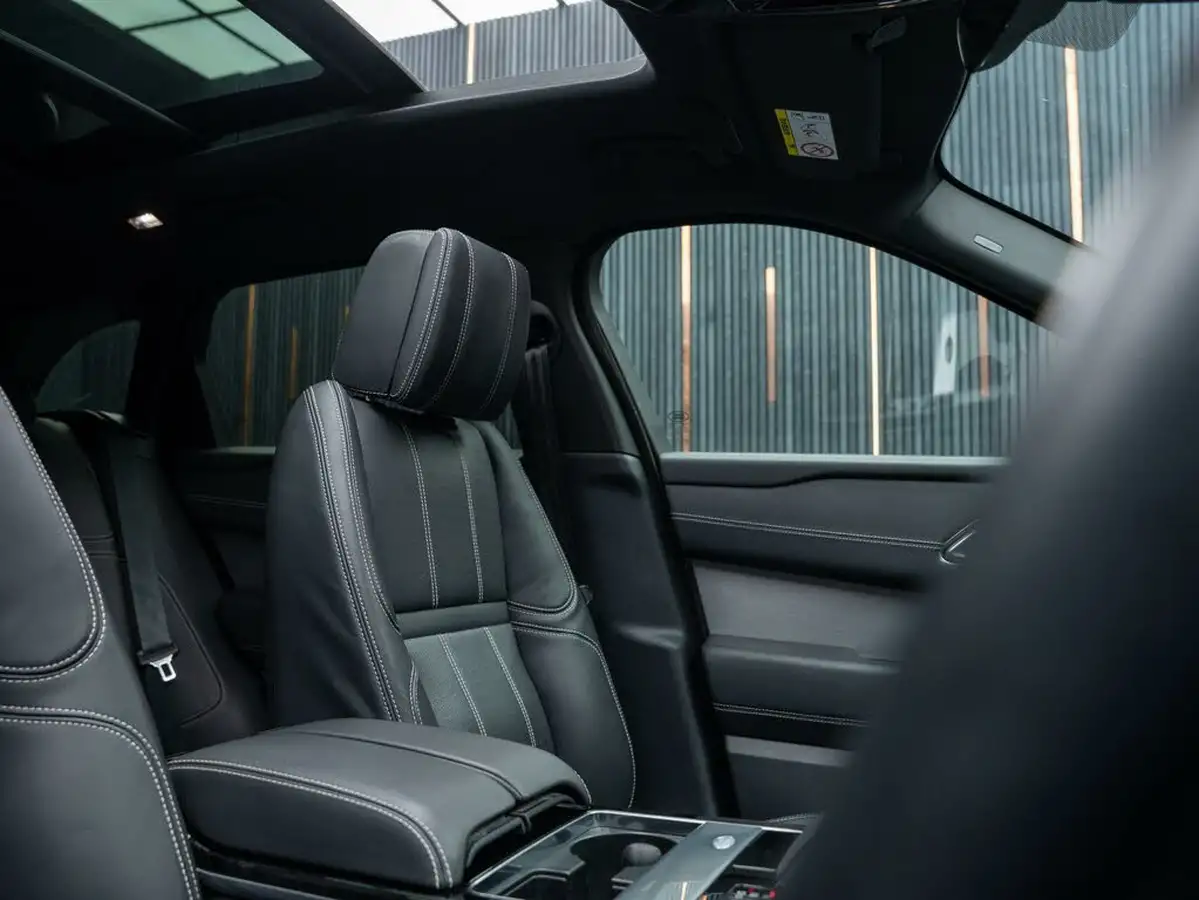 2022-land-rover-range-rover-velar-30-d300-r-dynamic-hse-big-33