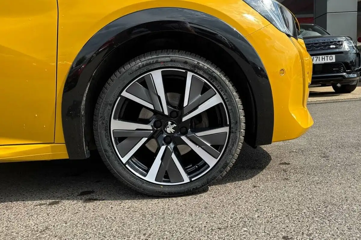 2022-peugeot-208-15-bluehdi-gt-100ps-big-13