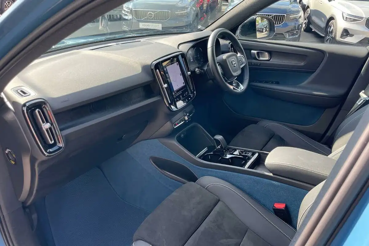 2022-volvo-xc40-15-t4-plus-big-25