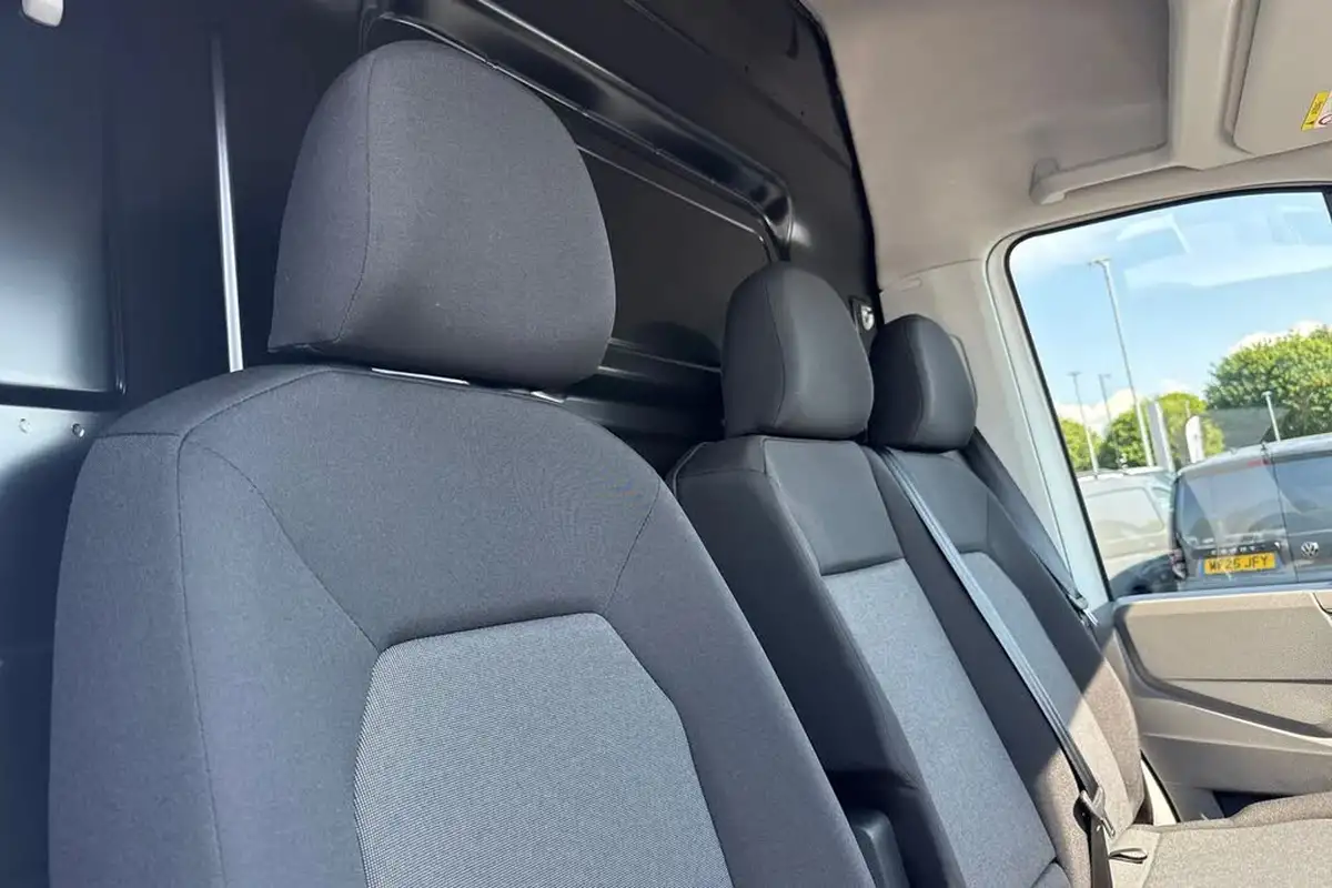 2024-volkswagen-crafter-20tdi-cr35-mwb-commerce-140pseu6d-panel-van-big-20
