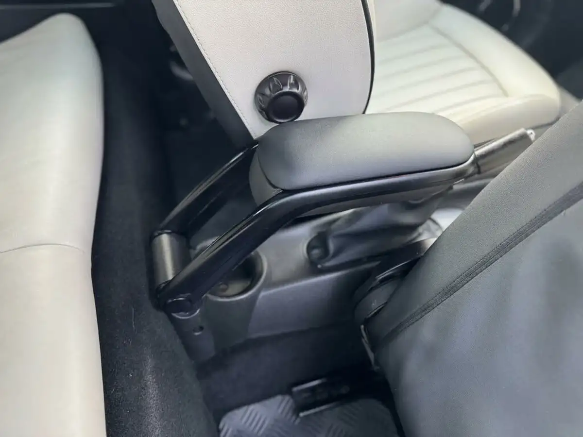 2011-mini-cooper-16-cooper-s-convertible-2d-big-40