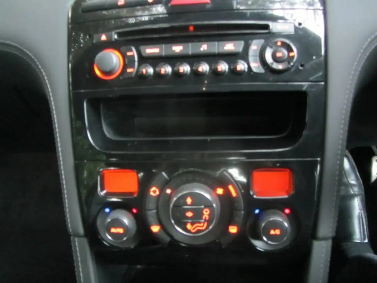 2011-peugeot-rcz-16-gt-200-big-10