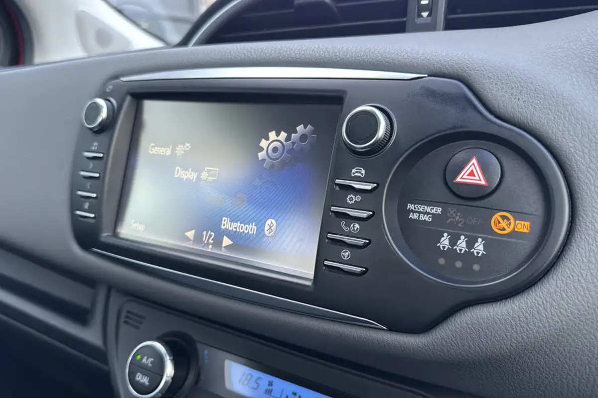 2018-toyota-yaris-15-vvt-i-icon-navi-hybrid-big-34