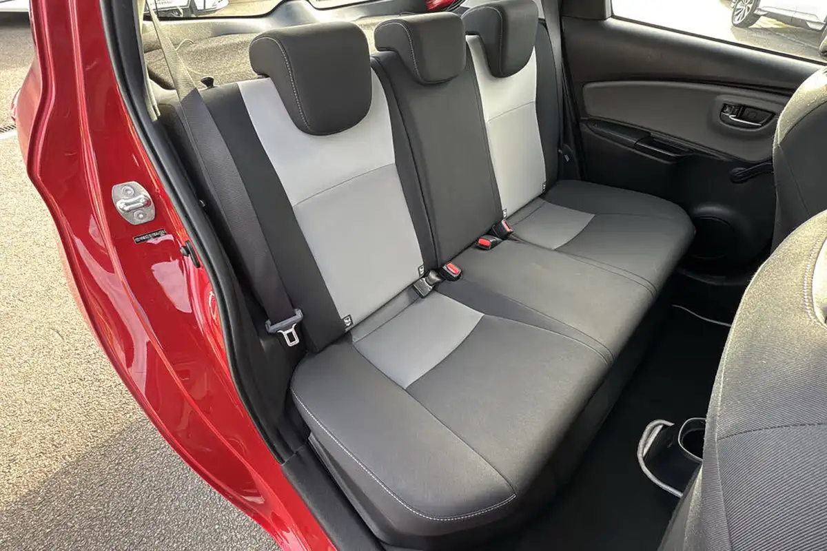 2018-toyota-yaris-15-vvt-i-icon-navi-hybrid-big-10