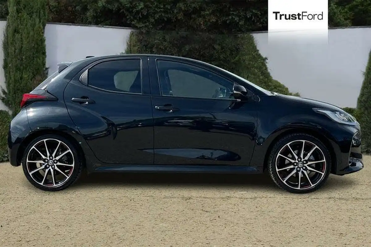 2023-toyota-yaris-15-vvt-i-gr-sport-114bhp-big-2