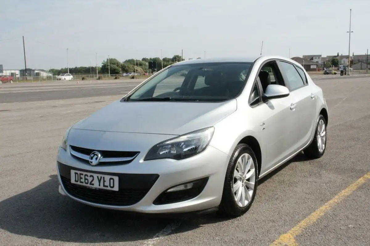 2012-vauxhall-astra-16-active-16v-vvt-big-12